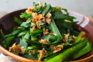 醤油だけなのにウマすぎ… 奥薗壽子さんの「ニラのおひたし」が我が家の定番間違いなし