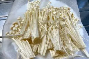 えのきをじっくりレンチンしたら「旨味がスゴいおやつ」ができた 罪悪感ゼロでハマる…