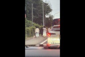 「高速道路ですよ」通常では“ありえない光景”が波紋呼ぶ　一見、普通の写真に見えるが…