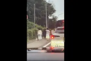 「高速道路ですよ」通常では“ありえない光景”が波紋呼ぶ 一見、普通の写真に見えるが…