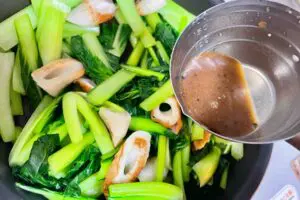 小松菜と卵とちくわで作る「奇跡の中華炒め」 “ヤバいタレ”が絡んで激ウマ…