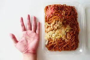 ローソン、これは盛りすぎ…　タブレット並の“超ドデカ焼きそば”に衝撃走る