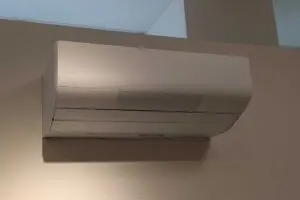 家電メーカーに聞いた「エアコンを使うときに絶対やってはいけないこと」　やりすぎるとカビだらけになる可能性も…