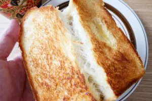 固くなった食パンは「フライパンで焼いて」　“サクふわ食感”の復活ワザが目からウロコ