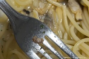 セブンイレブンのパスタ、中から謎の生物出てきて話題　専門家は「取り除くの困難」認める