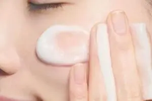 毛穴やごわつきが気になる夏の肌にはコレ！　プロが「素晴らしすぎて感動」と絶賛したコスメは…