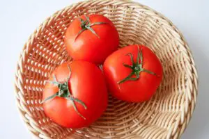 スギ花粉症の人はトマトに注意? 一方で「アレ」を多くとると「炎症が少なくなる」医師が解説