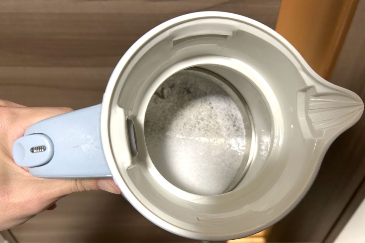 洗浄中の電気ケトル