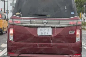 道路で遭遇した危険な車、ナンバープレート見てゾッとした… 県警は「道運車法に違反」と指摘