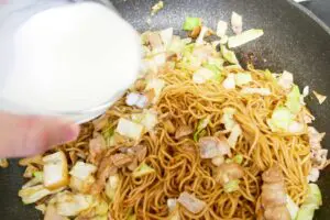 リュウジが教える「究極の焼きそば」 水の代わりに“牛乳”で激ウマに