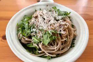 蕎麦に“生の春菊”を混ぜたら、香りが別次元! けんた食堂「激ウマレシピ」に感動…