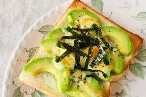 トーストに“ごま油”かけたらウマすぎた 「かどや製油の食べ方」が目からウロコ