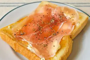 トーストに“生ハム&はちみつ”のせたら「完全にご褒美」 甘じょっぱさがクセになる