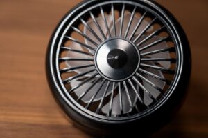 ダイソーで話題よぶ「車をベンツにできる」330円扇風機　隠れた“癒やし機能”にも注目