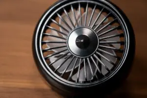 ダイソーで見つけた「車をベンツにできる」330円扇風機　送風以外にも機能が…
