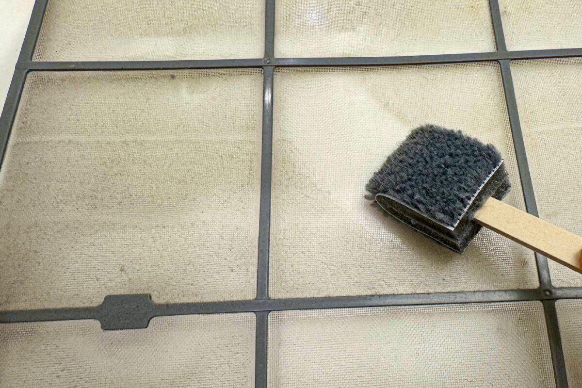 ダイソー「エアコンフィルターメッシュスッキリ棒」