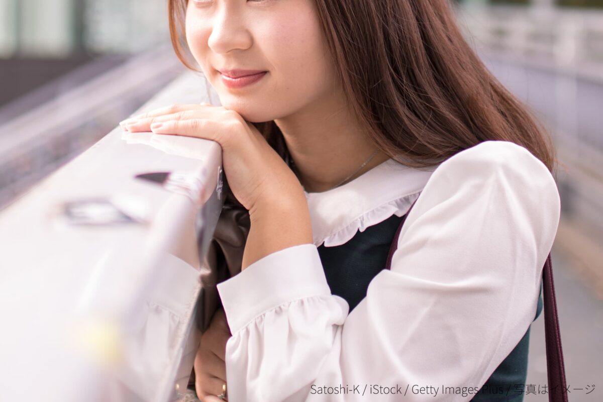 手すりに手を置く女性