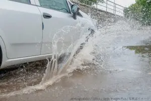 冠水した道路を通るときの正解に「意外」の声 じつは“危険な走行”やりがちかも…