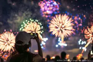 人混みを理由にして… 約4割が、花火の後に経験している「甘酸っぱい思い出」