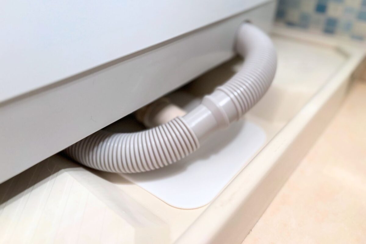 山崎実業「洗濯機排水トラップホコリ防止カバー」