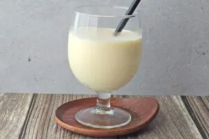 あのロングセラーアイスが激ウマのラッシーに！？　2つ混ぜるだけで衝撃の味