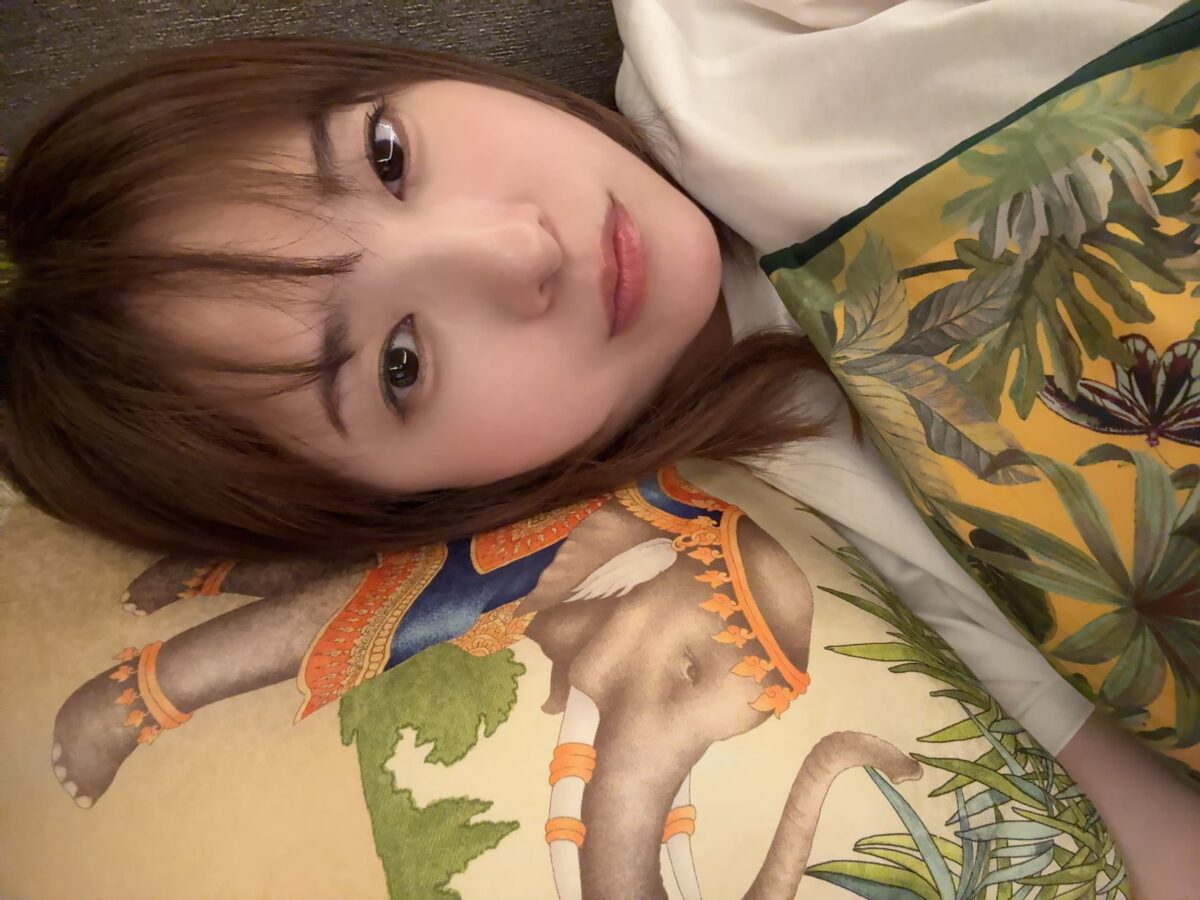 吉高由里子が“寝そべり”ショット公開 「画面横にしたよね」「何か