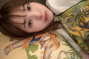 吉高由里子が“寝そべり”ショット公開　「画面横にしたよね」「何かいつもと、感じが…」