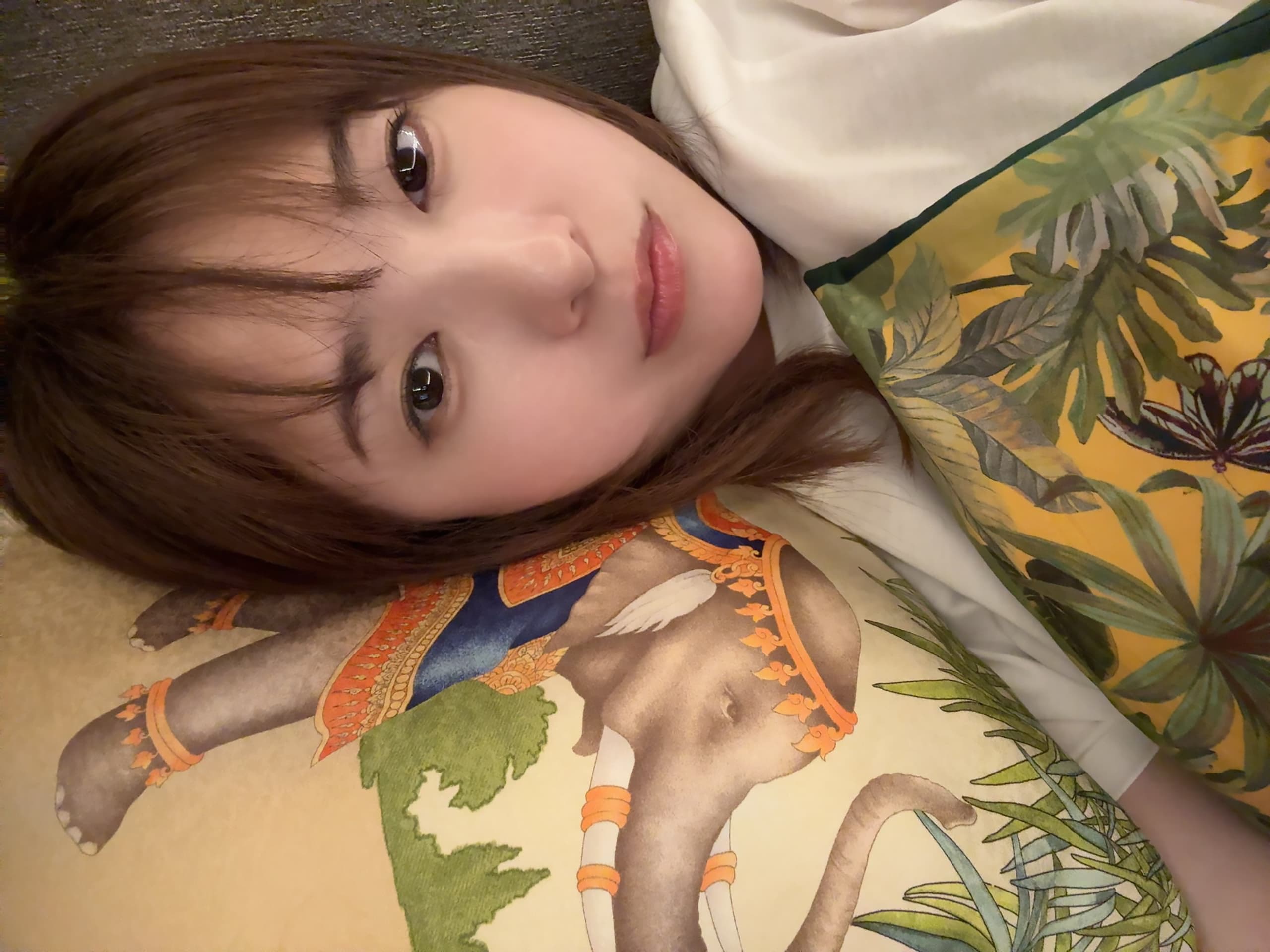 吉高由里子が“寝そべり”ショット公開 「画面横にしたよね」「何か