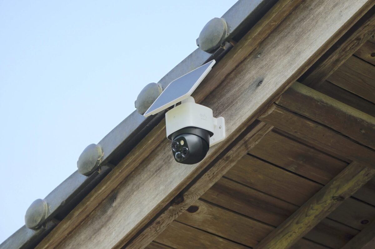 アンカーAnker  ソーラー発電式防犯カメラ アンカーのソーラーパネル搭載「防犯カメラ」首振り＆AI追尾上位