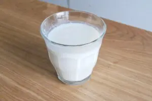 眠れないとき、牛乳に“コレ”混ぜて…　管理栄養士が教える「快眠ドリンク」