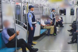 制服で電車に乗る仁王立ちの警官２名、何か事件と思いきや…　その理由が「心強い」と話題に