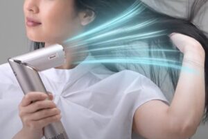 夏の「ドライヤーで汗だく」問題を解決　この“変形するドライヤー”がスゴすぎた件