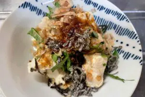 冷蔵庫に豆腐があったらコレ! 旨み爆発の「おつまみレシピ」が簡単でウマすぎる