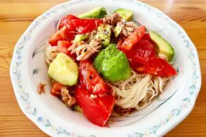 【めんつゆに飽きたらコレ】 そうめんは「トマト×アボカド」で劇的にうまくなる