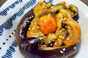 レンチンだけで作れる「なすユッケ」 とろとろで濃厚ダレと卵黄が絡んで幸せ