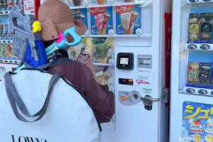 夏休み6日目の母親、その背中が「日本一かっこいい」と話題　「敬礼したくなる」の声も…