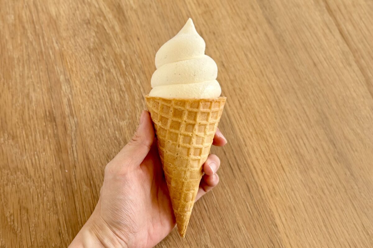 金のアイスワッフルコーン