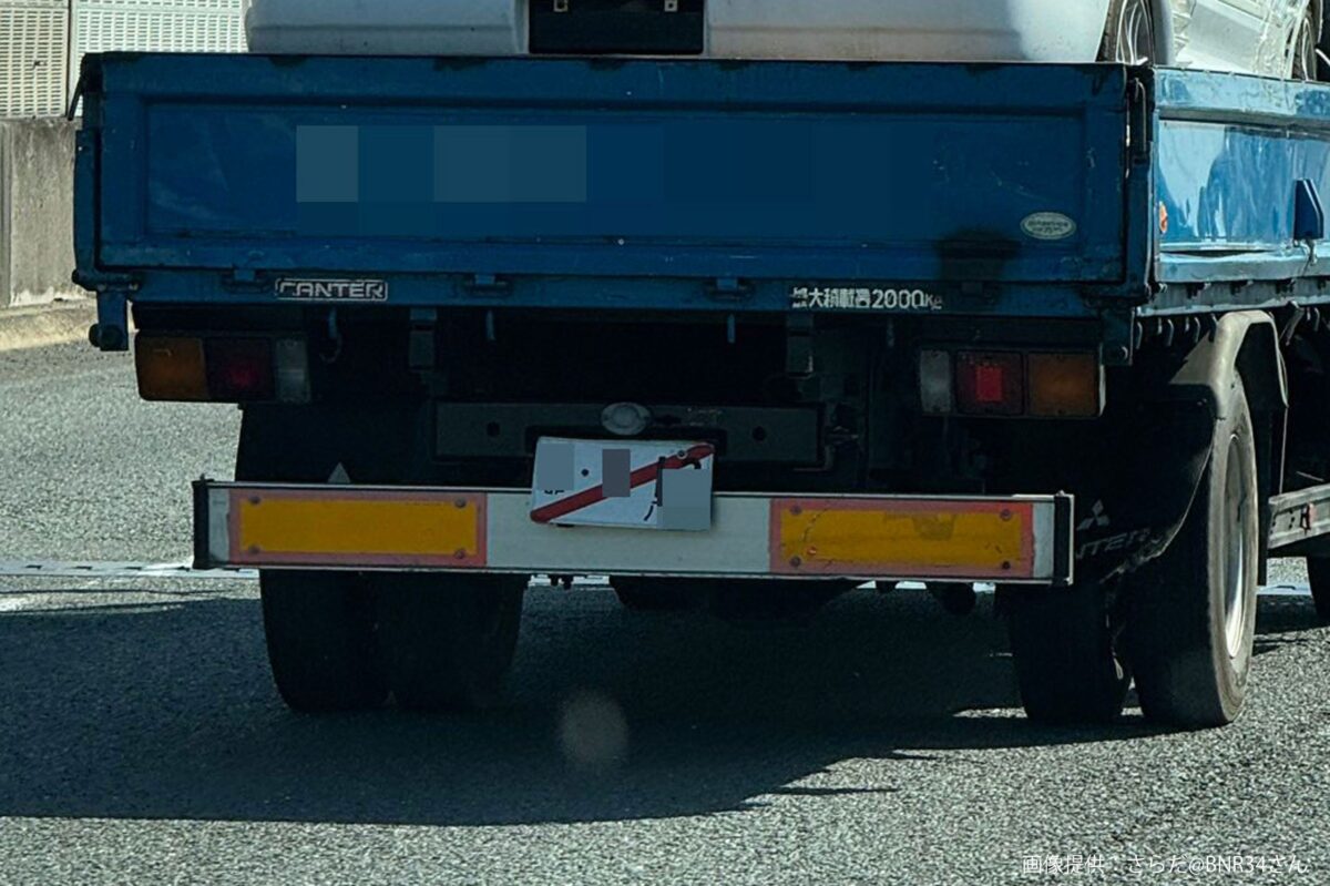 仮ナンバーのトラック