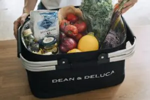 猛暑日の買い物、「カゴ+保冷バッグ」のコレが超便利 食材守りアウトドアでも大活躍