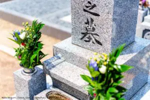 墓参りは「2人以上で」と僧侶が呼びかけ　「これ本当にそう」「大変だった」共感する人も