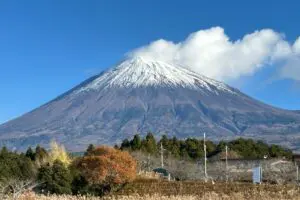 富士山の頂上で下半身を露出したら「何県警に逮捕されるか」議論　山梨・静岡県警に話を聞いた