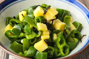 ピーマン6個が一瞬で消える 塩こんぶ×チーズの「作り置きおかず」が激ウマ