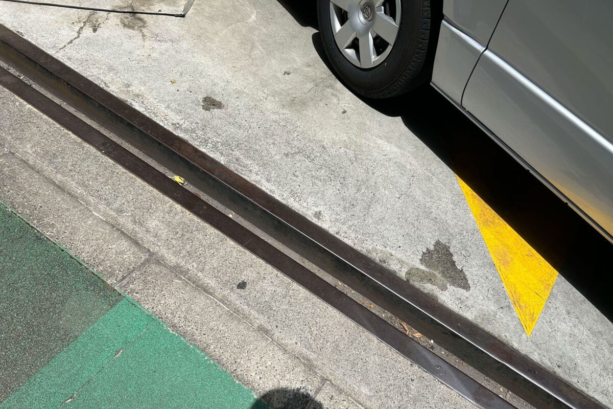 ガソリンスタンドの溝