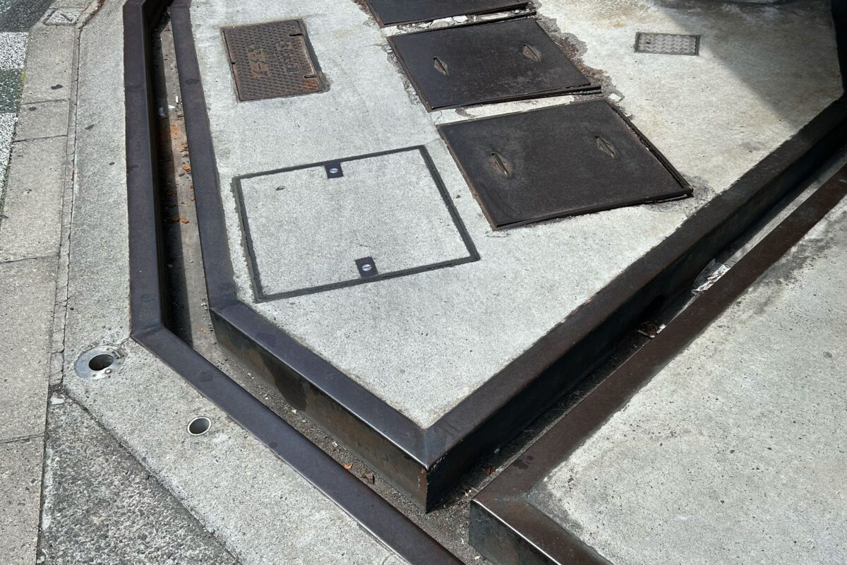 ガソリンスタンドの溝