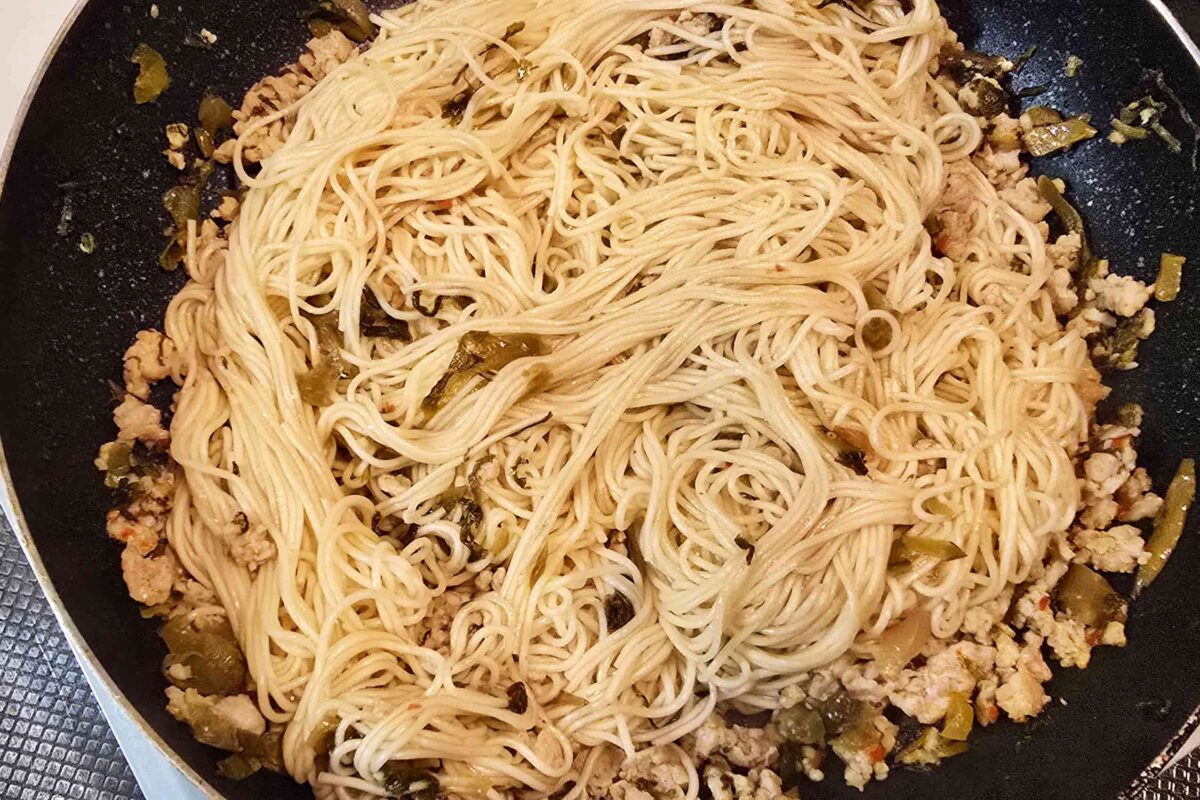 高菜とひき肉のピリ辛そうめん・炒める