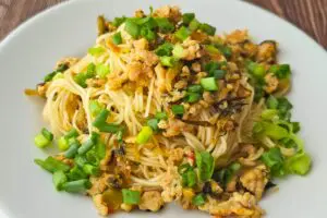 そうめん飽きたらコレ！　「揖保乃糸」公式、高菜とひき肉ピリ辛アレンジがハマる