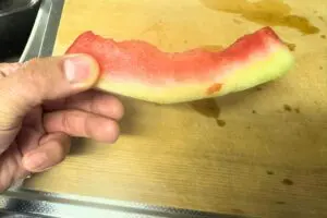 スイカの「白」のところは、捨てずに“こうする” 「知らんかった」「昔、おばあちゃん家で…」