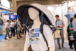 見た目は衝撃でも効果は絶大… 「背負える日傘」が猛暑対策の常識を変える