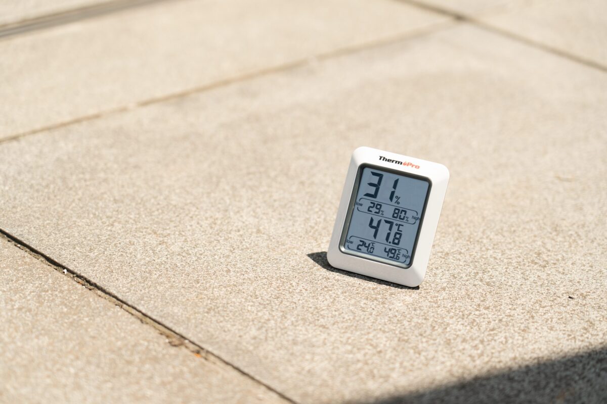 地面においた温度計