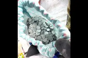 ゴミ回収で見つかった大量の1円硬貨に「勿体ない」「ショック」　じつは「法律違反」に当たる可能性も…